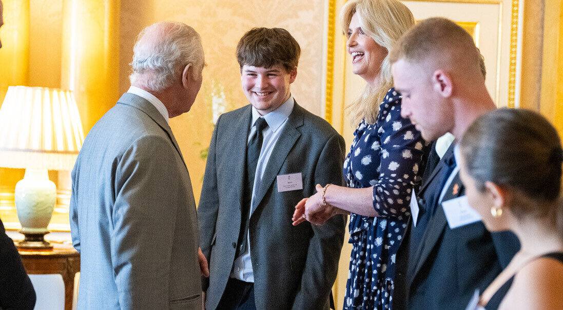 Rhys Morris yn siarad â'r Brenin Siarl ym Mhalas Buckingham