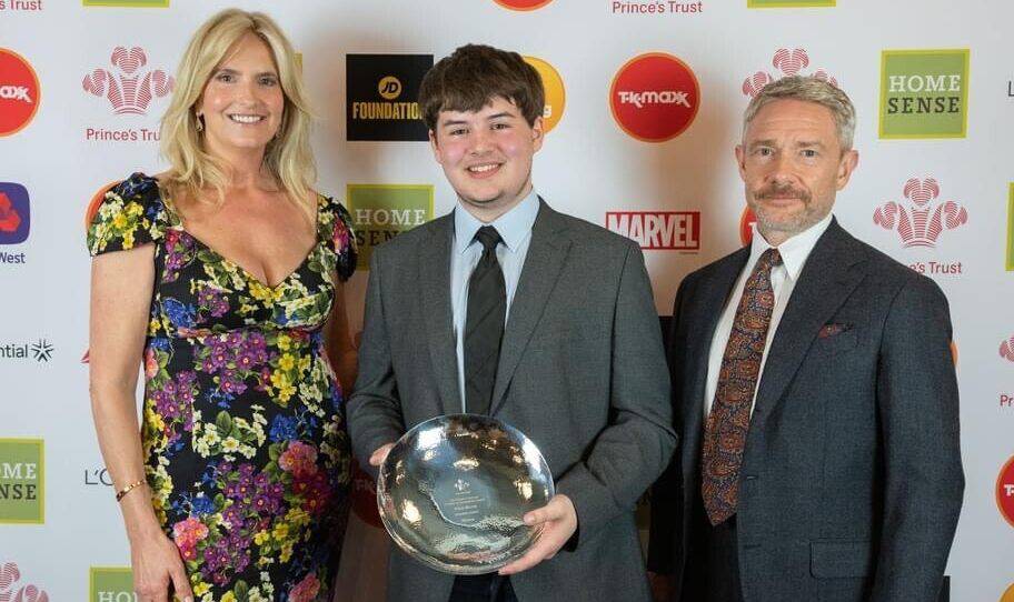 Rhys Morris gyda Penny Lancaster a Martin Freeman ar ôl derbyn gwobr Ymddiriedolaeth y Tywysog