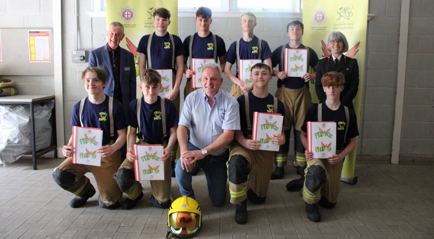 Myfyrwyr Coleg Llandrillo gyda'u tystysgrifau ar ôl cwblhau cwrs Prosiect Phoenix y gwasanaeth tân