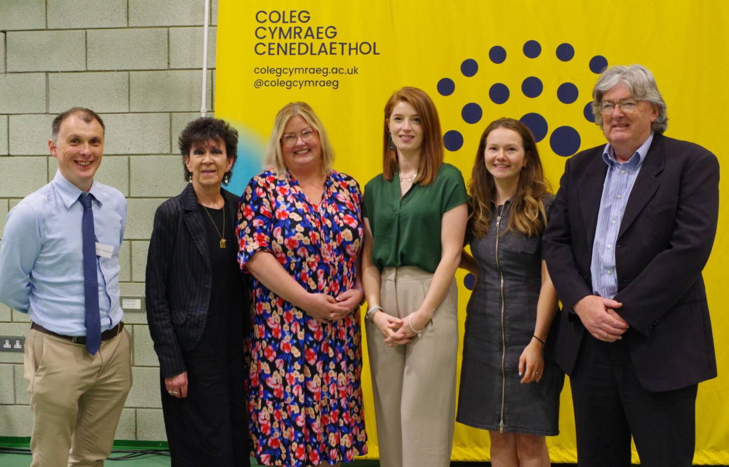 Angharad gydag aelodau eraill y panel