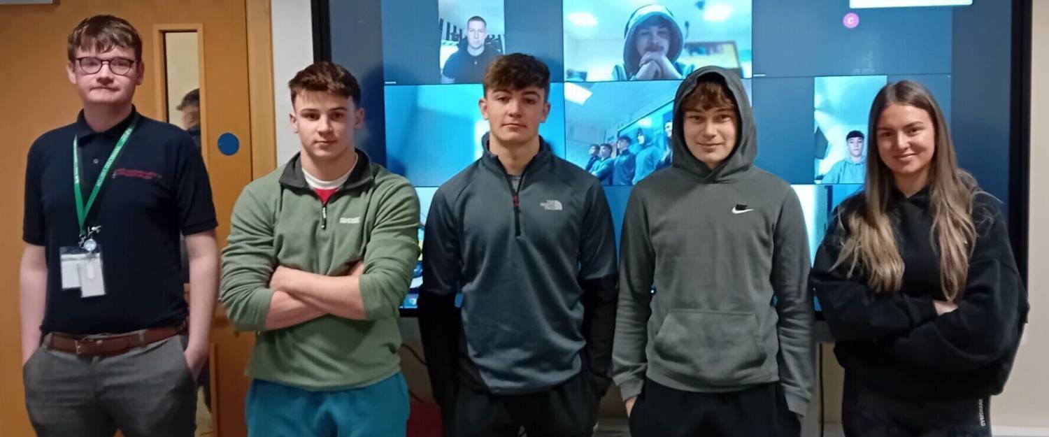 Kai Tudor gyda’r myfyrwyr o Goleg Meirion-Dwyfor; Math Hughes, Sion Roberts, Jack Harte ac Isabella Greenway