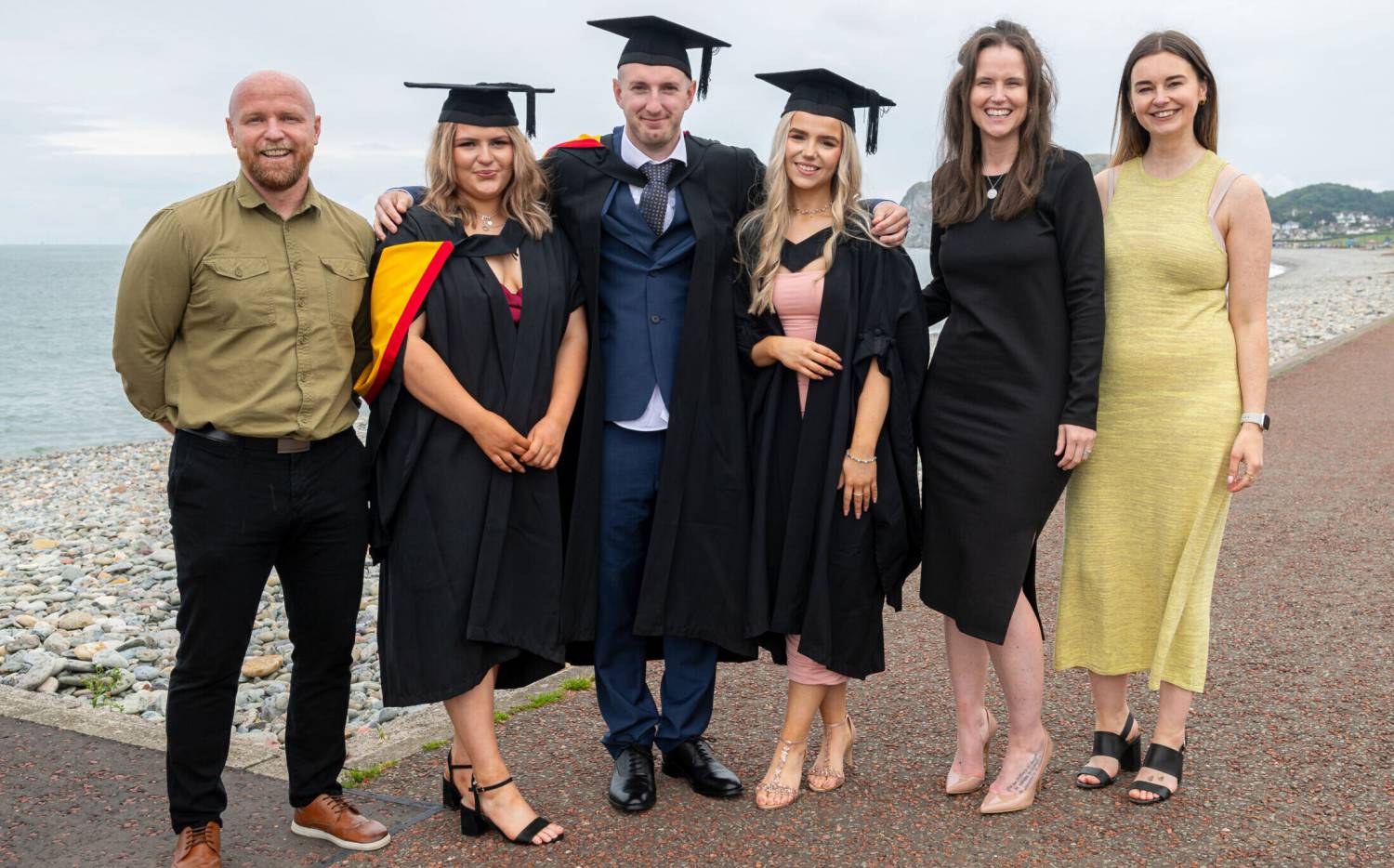 Y graddedigion Rosie Roberts, Jordan Griffiths-Bell a Lowri King gyda’r darlithwyr Steve Kehoe, Charlotte Walker-Jones ac Amy Thomson