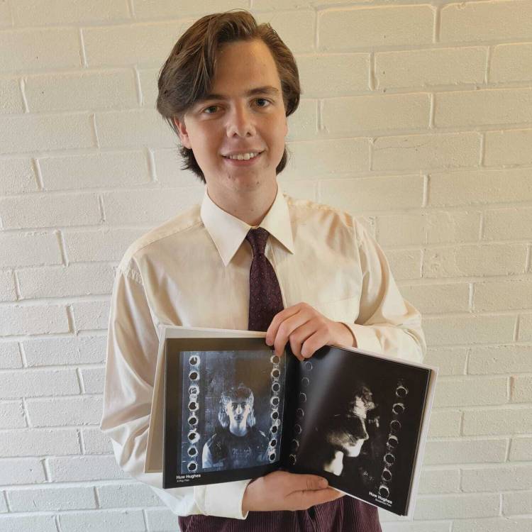 Oskar Jones gydag enghreifftiau o'i ffotograffiaeth
