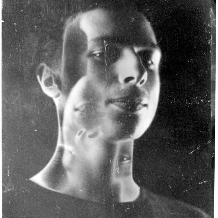 Enghreifftiau o ffotograffiaeth Oskar Jones o'i lyfr lluniau 'College Days'