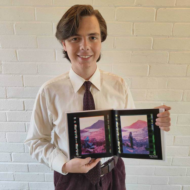 Oskar Jones gydag enghreifftiau o'i ffotograffiaeth
