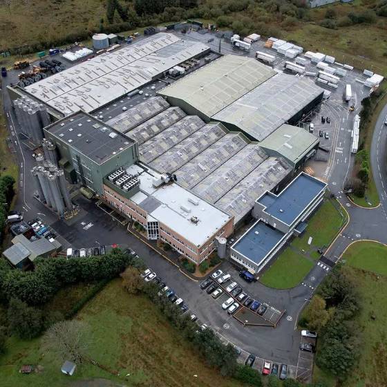 Golygfa o'r awyr o ffatri Rehau ym Mlaenau Ffestiniog