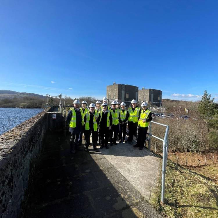 Y myfyrwyr o Goleg Meirion-Dwyfor gyda'r darlithydd Emlyn Evans y tu allan i safle'r Awdurdod Dadgomisiynu Niwclear yn Nhrawsfynydd