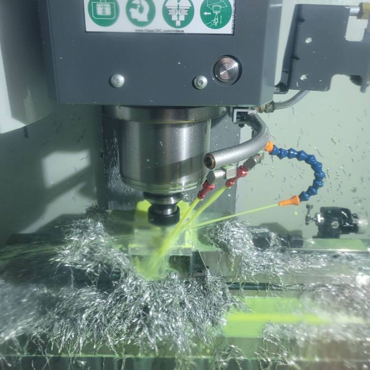 Robot model yn cael ei greu gan beiriant melin CNC (Rheoli Rhifyddol Cyfrifiadurol).