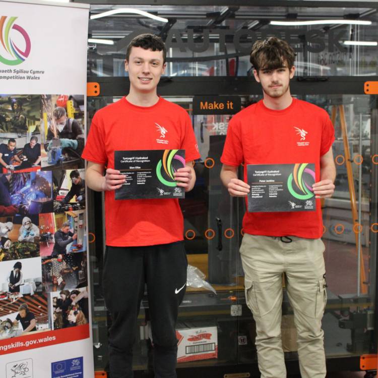Sion Elias a Peter Jenkins gyda’u tystysgrifau ar ôl cystadlu yng Nghystadleuaeth Sgiliau Cymru 2024