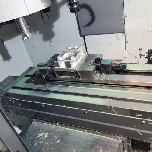 Robot model yn cael ei greu gan beiriant melin CNC (Rheoli Rhifyddol Cyfrifiadurol).