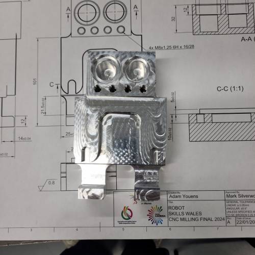 Robot model a grëwyd gan fyfyriwr o Goleg Menai Adam Youens yn ystod gweithdy Autodesk yng Ngholeg Menai