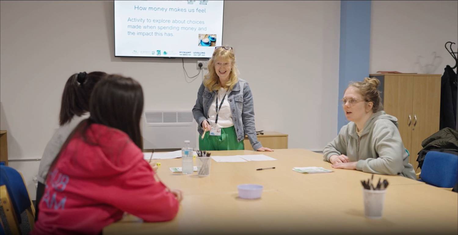 Y tiwtor Samantha Hunt, yn arwain sesiwn Llusoi yn Blossom & Bloom yn y Rhyl