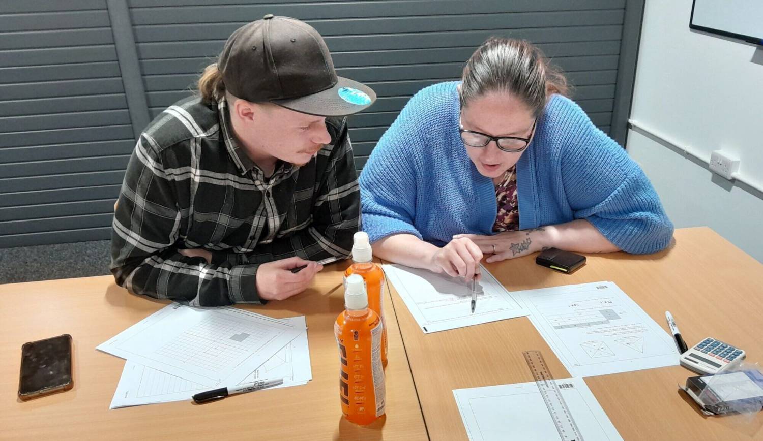 Y dysgwyr mewn sesiwn Lluosi yn Blossom & Bloom yn y Rhyl