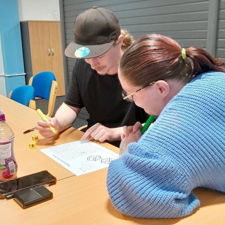 Y dysgwyr mewn sesiwn Lluosi yn Blossom & Bloom yn y Rhyl