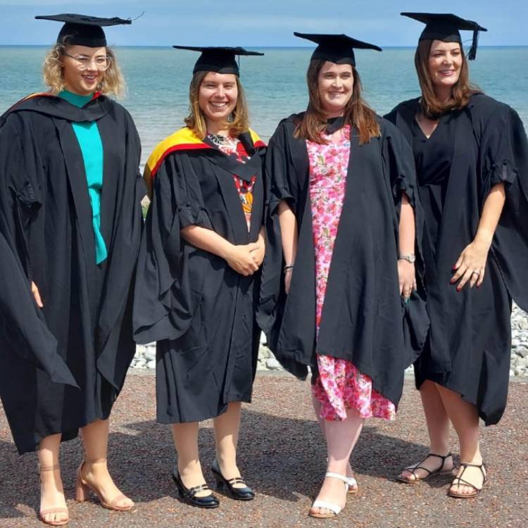 Gemma Stone-Williams (ar y dde) a'i chyd-fyfyrwyr TAR mewn gynau graddio