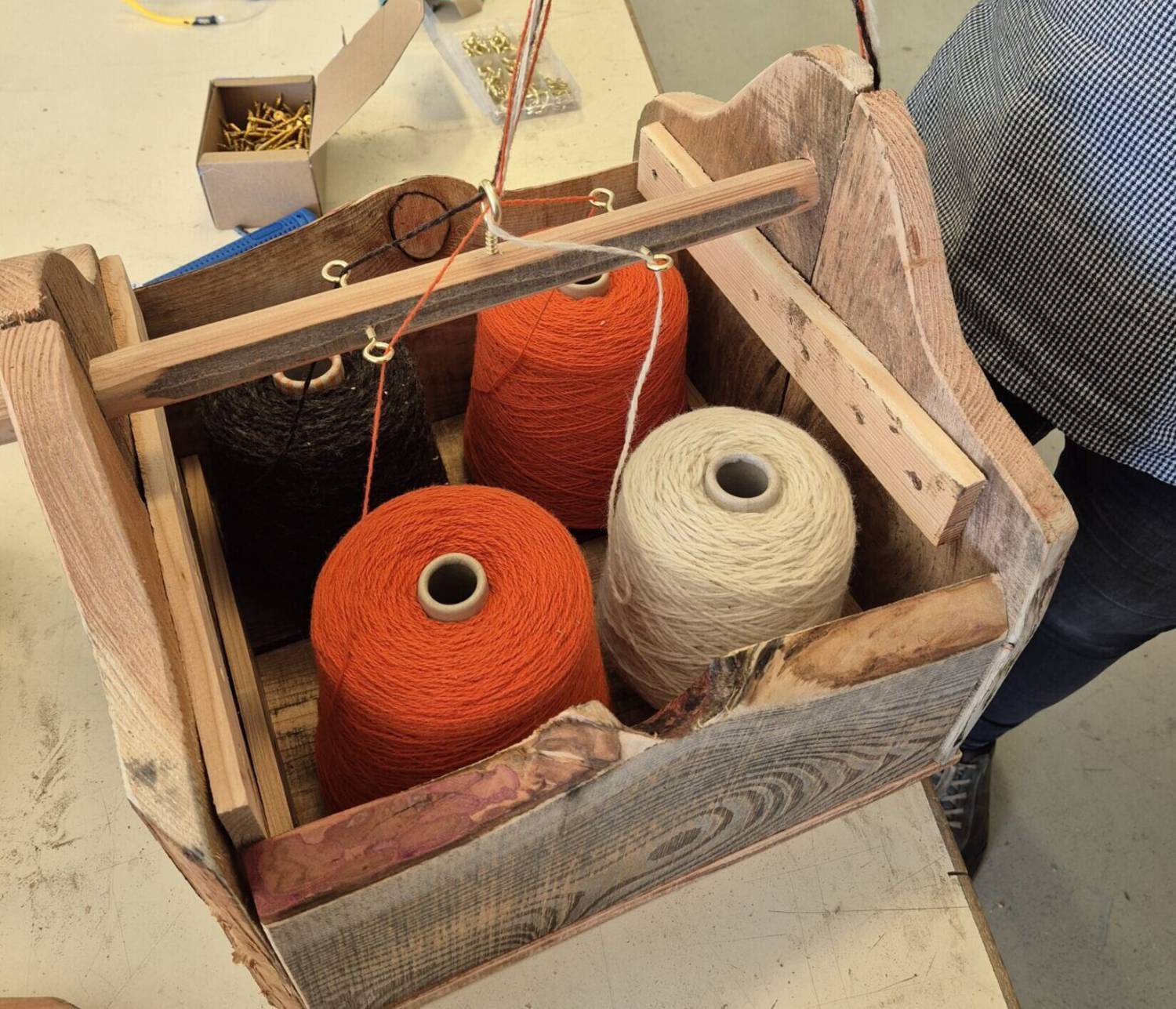 Bocs i ddal gwlân a wnaed gan Meinir Roberts, dysgwr rhaglen Lluosi, yn ystod cwrs Sgiliau Gwaith Coed a Rhifedd Ymarferol