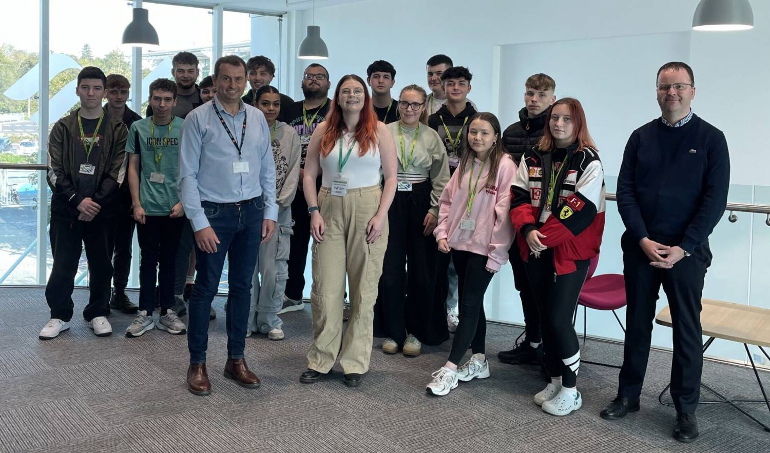 Y Farwnes Carmen Smith gyda'r darlithwyr Busnes Carwyn Jones a Guto Wyn Jones a myfyrwyr Astudiaethau Busnes