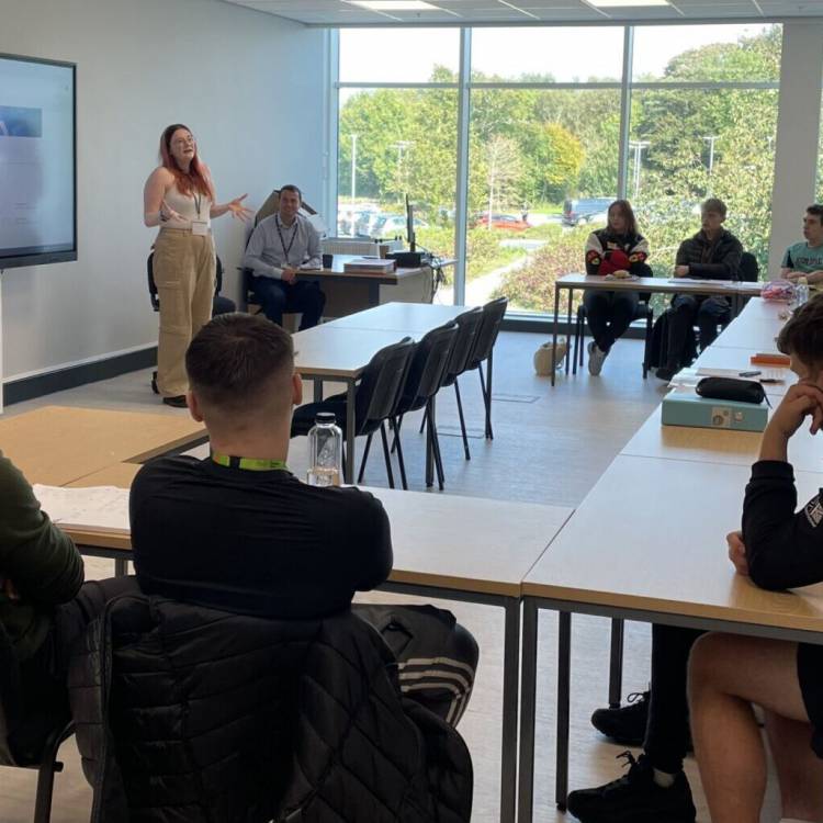 Y Farwnes Carmen Smith yn siarad â myfyrwyr ar gampws newydd Coleg Menai yn Nhŷ Menai