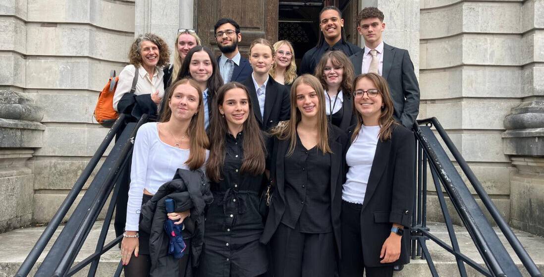 Owena Williams, myfyriwr o Goleg Meirion-Dwyfor gyda mynychwyr cynllun LEDLET tu alla i Lys y Goron, Caerdydd