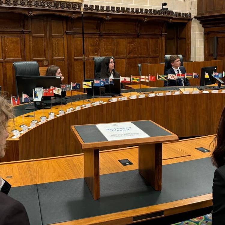 Chayika Jones o Goleg Meirion-Dwyfor a mynychwyr cynllun LEDLET yn cymryd rhan mewn achos llys ffug yn Y Goruchaf Lys, Llundain