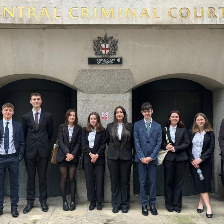 Chayika Jones o Goleg Meirion-Dwyfor a mynychwyr cynllun LEDLET y tu allan i'r Llys Troseddol Canolog (yr 'Old Bailey')