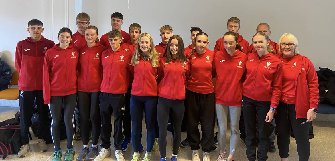 Myfyriwr o Goleg Menai Noa Vaughan gyda thîm Cymru ar gyfer Pencampwriaethau Rhedeg Mynydd Iau Prydain ac Iwerddon