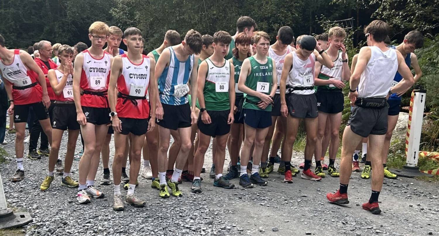 Myfyriwr o Goleg Menai Noa Vaughan a chyd-gystadleuwyr ar y llinell gychwyn ar gyfer Pencampwriaethau Rhedeg Mynydd Iau Prydain ac Iwerddon