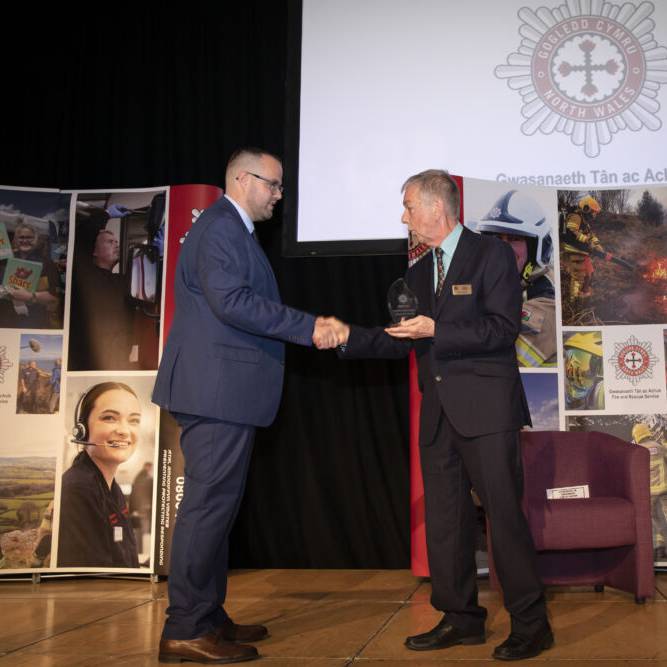 Aaron Beacher, Swyddog Cyfoethogi Profiad Myfyrwyr Grŵp Llandrillo Menai, yn derbyn Gwobr Diogelwch Cymunedol