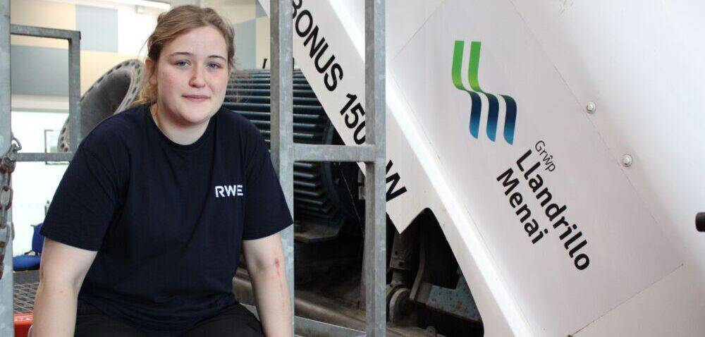 Myfyrwraig o Goleg Llandrillo a phrentis RWE, Madeleine Warburton