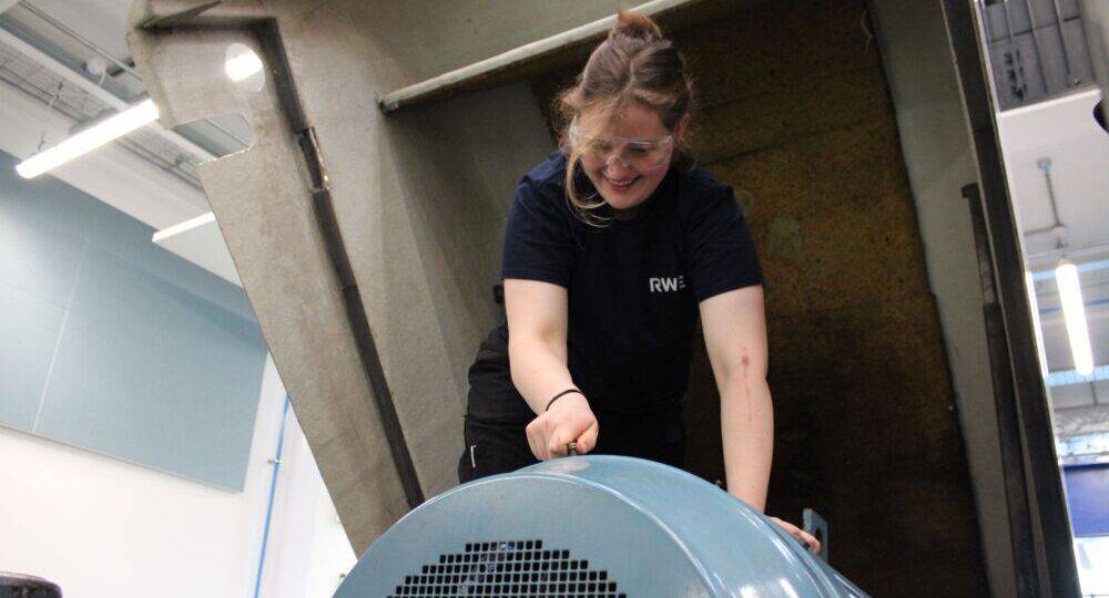 Myfyrwraig o Goleg Llandrillo a phrentis RWE, Madeleine Warburton yn gweithio yn y gweithdy tyrbinau gwynt ar gampws y Coleg yn y Rhyl