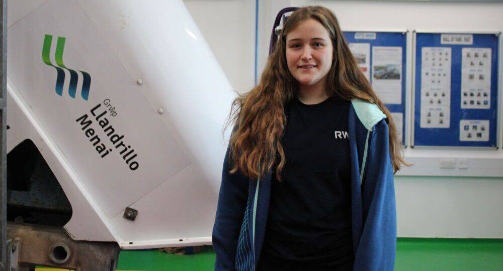 Myfyrwraig o Goleg Llandrillo a phrentis RWE, Madeleine Warburton