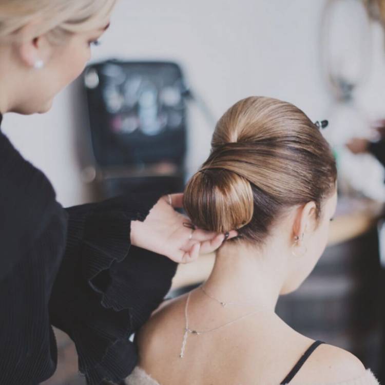 Gwallt wedi ei steilio gan Heather Wynne, myfyriwr yng Ngholeg Llandrillo