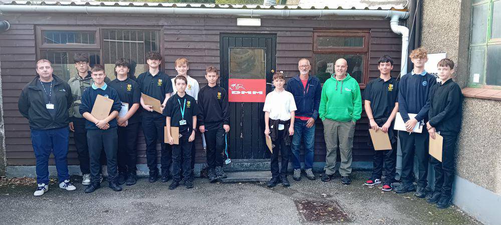 Myfyrwyr o Ysgol Botwnnog ac Ysgol Ardudwy gyda’r darlithydd peirianneg Dylan Griffiths a Cemlyn Jones a Chris Rowlands o DMM