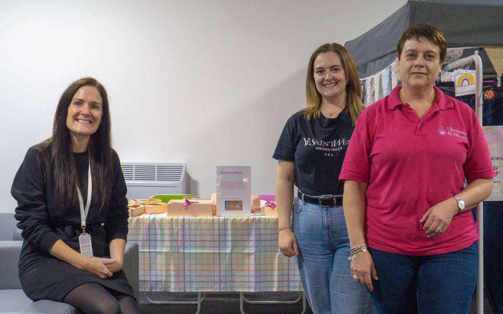 Sylfaenydd Blossom & Bloom, Vicky Welsman-Millard gyda dysgwr Lluosi, Erika Lloyd a Chydlynydd Blossom & Bloom, Melanie du Preez