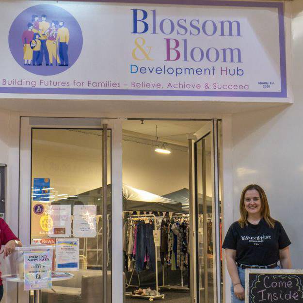 Cydlynydd y Ganolfan Ddatblygu, Melanie du Preez, dysgwr Lluosi, Erika Lloyd a sylfaenydd Blossom & Bloom Vicky Welsman-Millard