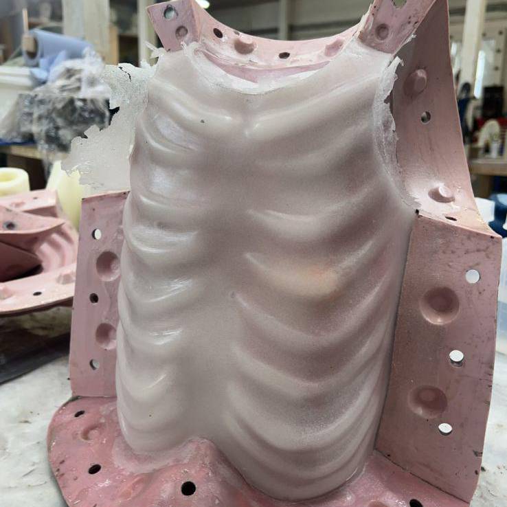 Mowldiau ar gyfer rhannau corff prosthetig a grëwyd gan Mabli Non Jones, cyn-fyfyriwr o Goleg Menai