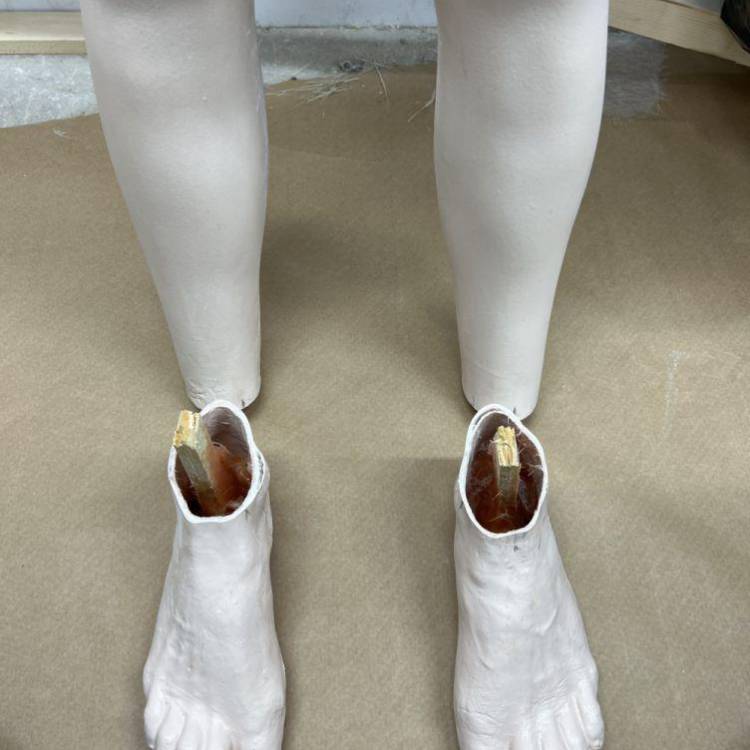 Mowldiau ar gyfer rhannau corff prosthetig a grëwyd gan Mabli Non Jones, cyn-fyfyriwr o Goleg Menai