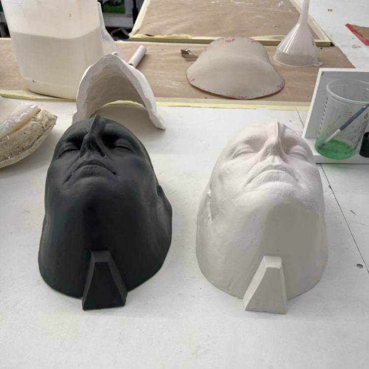 Mowldiau ar gyfer rhannau corff prosthetig a grëwyd gan Mabli Non Jones, cyn-fyfyriwr o Goleg Menai