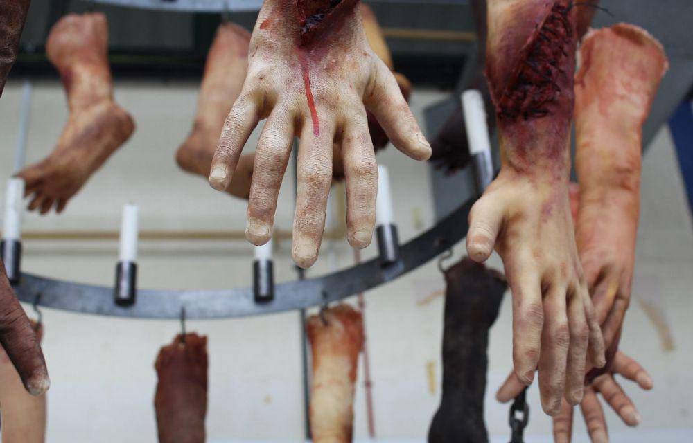 Rhannau corff prosthetig a grëwyd gan Mabli Non Jones, cyn-fyfyriwr o Goleg Menai