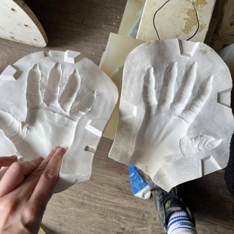 Mowldiau ar gyfer rhannau corff prosthetig a grëwyd gan Mabli Non Jones, cyn-fyfyriwr o Goleg Menai