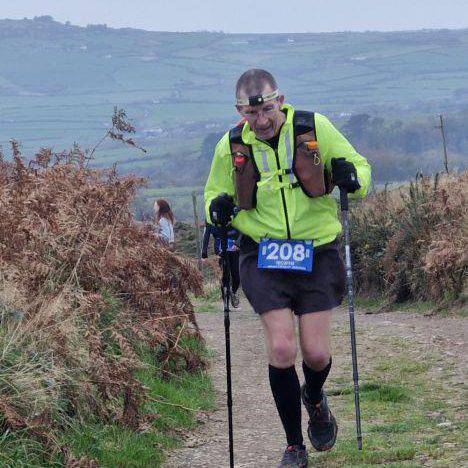 Tecwyn Jones yn rhedeg yn ystod Marathon Ultra'r Gaeaf Pen Llŷn