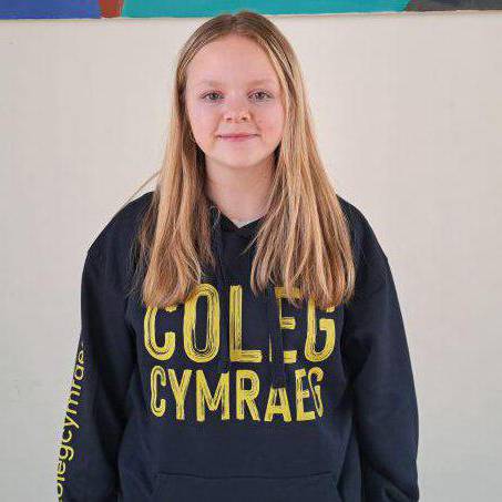 Llysgennad Coleg Cymraeg Cenedlaethol Bethan James