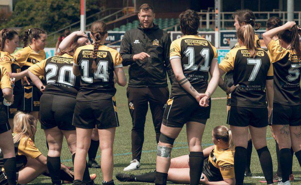 Jonathan Burgess, myfyriwr o Goleg Llandrillo, yn hyfforddi tîm rygbi'r gynghrair merched y Crusaders Gogledd Cymru