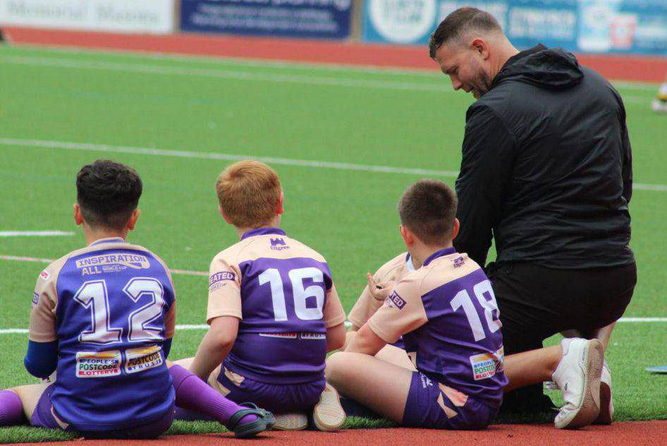 Myfyriwr o Goleg Llandrillo, Jonathan Burgess, yn hyfforddi plant yn un o hybiau Sefydliad Croesgadwyr Gogledd Cymru