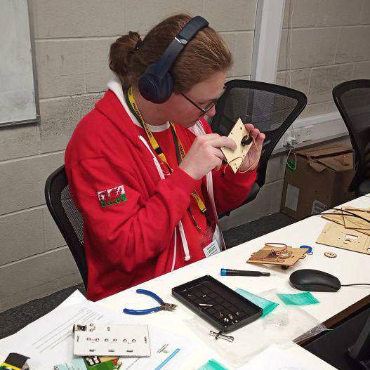 Evan Klimaszewski o Goleg Menai'n cystadlu yng nghategori roboteg ddiwydiannol yn rowndiau terfynol WorldSkills UK