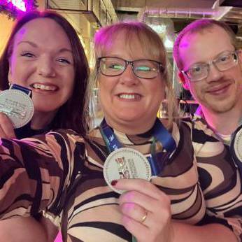 Lauren Harrap-Tyson, Clare Sharples a Carwyn Littlewood gyda'u medalau arian yn ystod seremoni wobrwyo rowndiau terfynol WorldSkills UK 2024