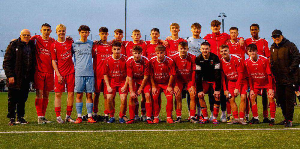 Tîm Pêl-droed Colegau Cymru gyda'u hyfforddwyr ar ôl curo tîm Cymdeithas Bêl-droed Lloegr o 6 i 1