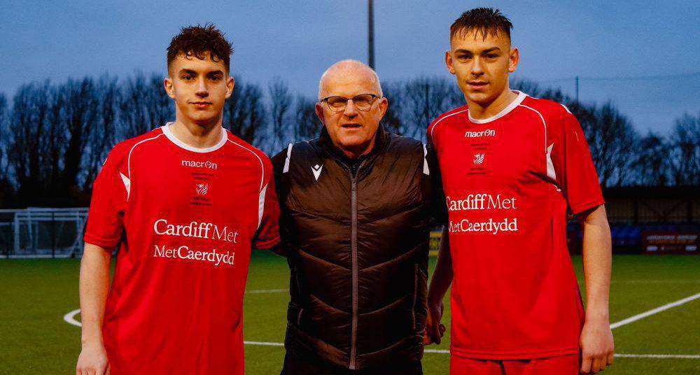 Morgan Davies ac Osian Morris sy'n chwarae i Golegau Cymru gyda Marc Lloyd Williams, rheolwr y tîm a darlithydd yng Ngholeg Menai