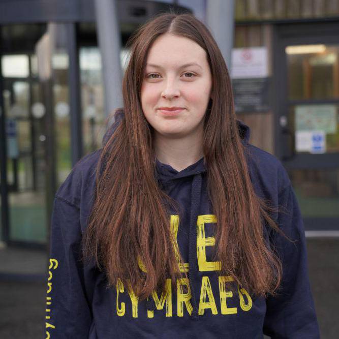 Llysgennad Coleg Cymraeg Cenedlaethol Cadi Edwards