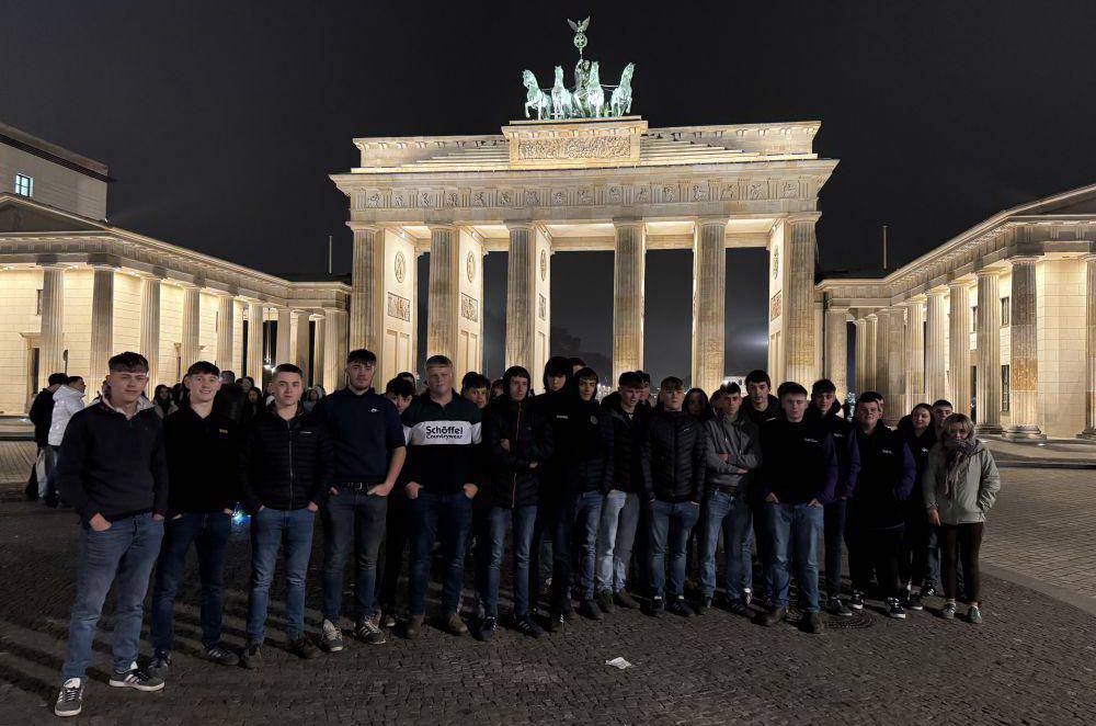 Myfyrwyr Coleg Glynllifon ger Porth Brandenburg yn Berlin